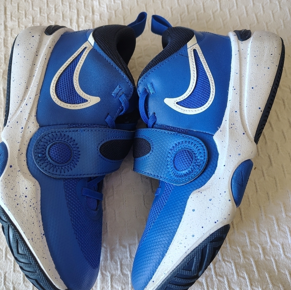 Nike Team Hustle D 11 Blue Athletic Shoes, Size 4Y.